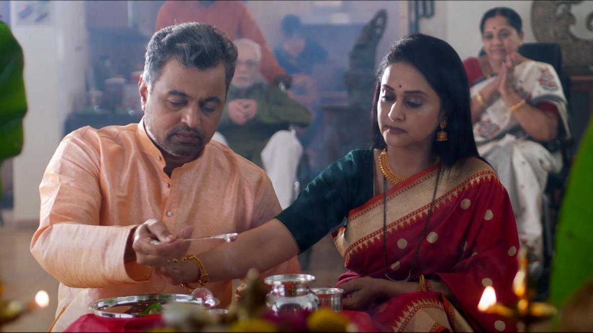 Mrinal Kulkarni and Subodh Bhave in 'Sahela Re' trailer _ pic courtesy yt